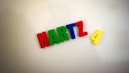 ARCHIV - ILLUSTRATION - Auf einer magnetischen Spielzeugtafel in einem Krankenhaus in Dresden steht der Schriftzug «Hartz 4», aufgenommen am 17.12.2010. Hartz IV: So heißt eine Hilfe, die manche Menschen in Deutschland bekommen.