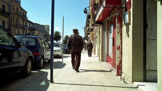 Ein Mann spaziert auf einer Straße von Corleone, wo der Mafiaboss Bernardo Provenzano gefasst wurde.