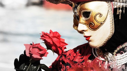 Kostümierte Person während des Karnevals in Venedig, Italien.
