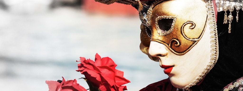 Kostümierte Person während des Karnevals in Venedig, Italien.