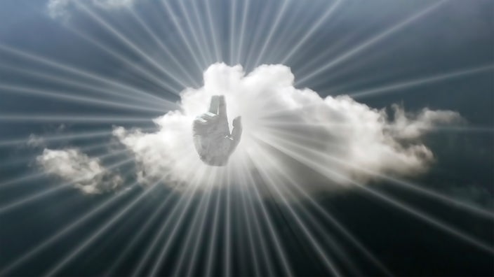 Die Hand Gottes am Himmel mit Wolke und leuchtenden Strahlen