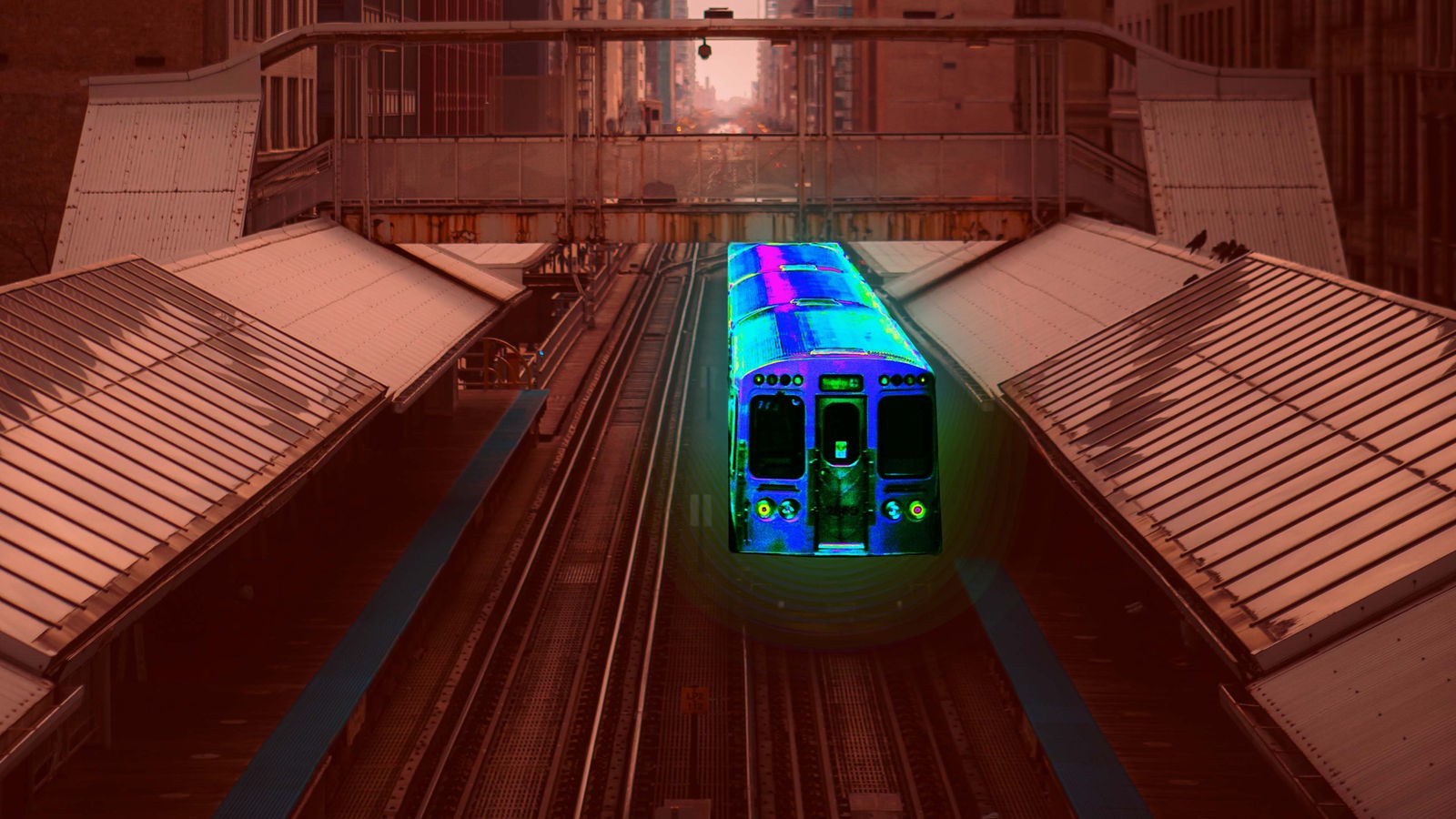 Ein Zug mit verzerrten Farben hält in einem Bahnhof.