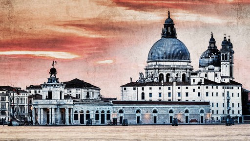 Die Basilica Di Santa Maria Della Salute in Venedig während eines dramatischen Sonnenuntergangs.