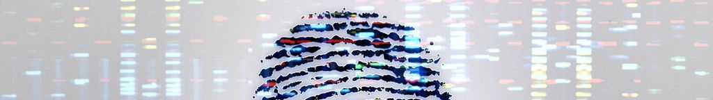 Ein blauer Fingerabdruck mit DNA-Profil im Hintergrund.