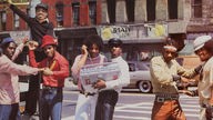 Die HipHop-Gruppe Grandmaster Flash and the Furious Five posen für ihr Albumcover The Message.