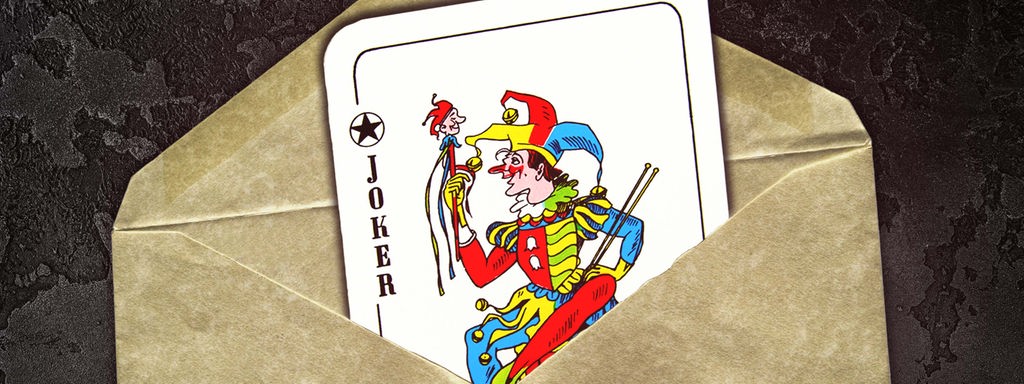die Jokerkarte in einem Umschlag.
