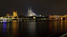 Rheinufer in Köln bei Nacht.