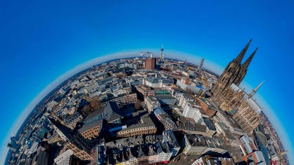 Eine Luftaufnahme der Stadt Köln im Fischaugen-Objektiv