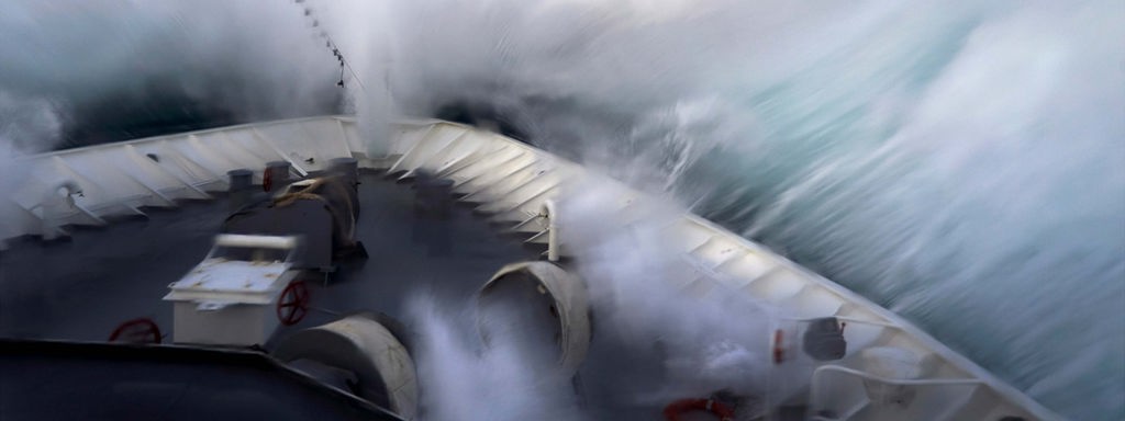 Bug des Kreuzfahrtschiffes MS Hanseatic wird von Wellen überschwemmt.