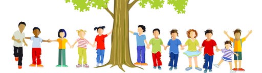 Kinder stehen um einen Baum herum und halten sich an den Händen.