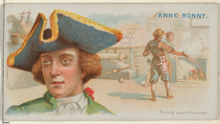 Farbige Handelskarte von 1888: Anne Bonny in männlicher Piratenkleidung steht auf einem Schiff, rechts ist zu sehen wie sie eine Pistole abfeuert. 