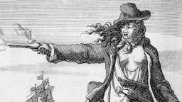 Kupferstich der Piratin Anne Bonny aus dem 17. Jahrhundert - sie steht vor zwei Schiffen und feuert eine Pistole in ihrer rechten Hand ab, ihre Brüste sind entblößt.