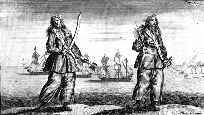 Zeichnung von 1720: Die Priratinnen und das Liebespaar Mary Read und Anne Bonny stehen mit gezückten Sebeln nebeneinander, hinter ihnen das Meer mit mehreren Schiffen.