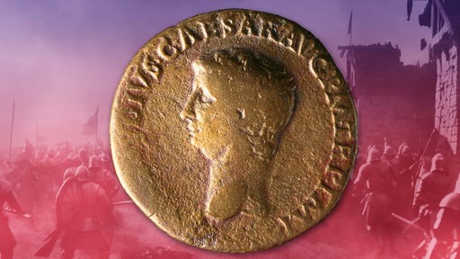 Eine Münze mit dem Bild des römischen Kaisers Claudius vor einem schemenhaften Schlachtfeld.