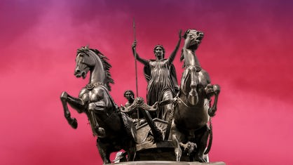 Die Bronze-Statue von Boudicca und ihren Töchtern in einem Streitwagen, der von zwei Pferden gezogen wird.