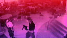 Illustration: WDR Hörspiel-Podcast "Dunkle Seelen": Überwachungsvideo der Columbine High School, das Foto ist dunkel lila-rot hinterlegt.