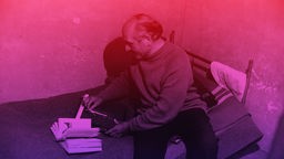Illustration: WDR Hörspiel-Podcast "Dunkle Seelen": Klaus Barbie in seiner Gefängniszelle in La Paz, das Foto ist dunkel lila-rot hinterlegt.