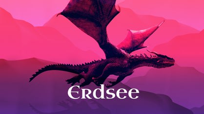 Illustration zum Hörspiel-Podcast "Erdsee": Ein Drache fliegt durchs Bild, im Hintergrund Berge, das Bild ist rot und lila hinterlegt. Dazu der Titelschriftzug.