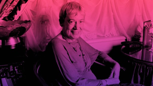 WDR Hörspiel-Podcast "Erdsee": Die lächelnde Autorin Ursula K. Le Guin sitzt an einem Tisch.