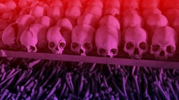 Illustration: WDR Hörspiel-Podcast "Dunkle Seelen": Denkmal aus unzähligen Schädeln und Knochen derer, die bei dem Genozid in Ruanda ermordert wurden; das Bild ist rot und lila hinterlegt.