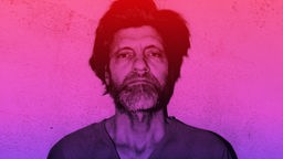 Illustration: WDR Hörspiel-Podcast "Dunkle Seelen": Verhaftungsfoto von Ted Kaczynski, das Foto ist dunkel lila-rot hinterlegt.
