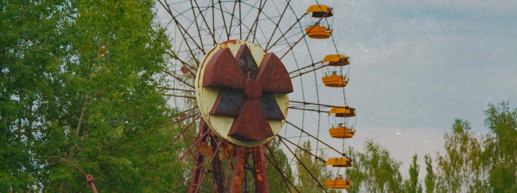 Das Riesenrad der Stadt Pripjat mit einem Schild für die Kernenergie auf dem Rad.
