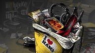 Radio-Tatort "Task Force Hamm": Ein Mülleimer in einem Polizei-Präsidium, voll mit Lasagne, Spielkarten und Bier.