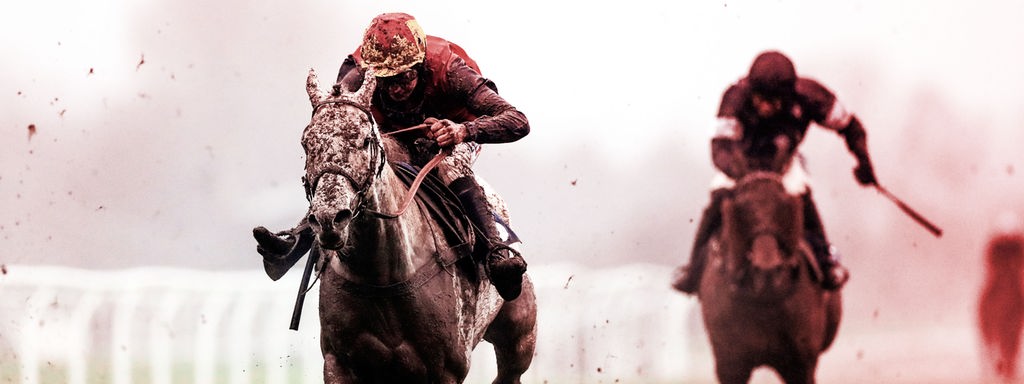 Jockeys reiten Pferde in einem Rennen.