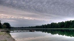 Gewässer mit einem Pier.