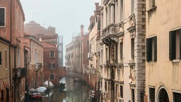 Historische Gebäude und Kanal in der Altstadt von Venedig, Italien.