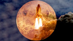 Eine Rakete fliegt vor der Venus entlang.