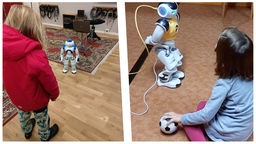 Eine Collage von zwei Bildern: links ein Kind mit blonden Haaren und roter Jacke, das vor einem kleinen Roboter steht. Rechts ein Kind mit blauem Pullover und schwarzen Haaren, das vor einem ähnlichen Roboter sitzt.