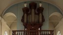 Eine dunkle Orgel in einer Dorfkirche.