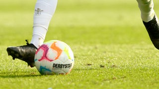 Bayern-Spielszene mit Bundesliga-Ball Derbystar Spielball 2022/23 (Mazraouis Bein)