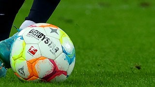 Spielszene mit Bundesliga-Ball Derbystar Spielball 2022/23