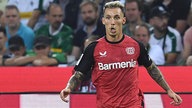 Spielszene: Leverkusens Alejandro Grimaldo kämpferisch in Aktion (Nahaufnahme)