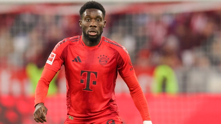 Spielszene: Bayern Münchens Alphonso Davies in Aktion (Nahaufnahme)