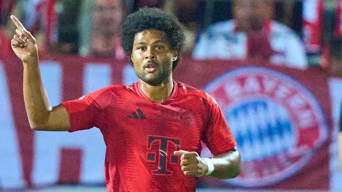 Spielszene: Bayerns Linksaußen Serge Gnabry läuft und hebt dirigierend den Zeigefinger (Nahaufnahme, einzel)