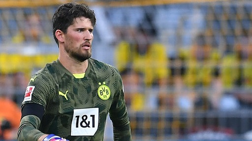 Dortmunds Keeper Gregor Kobel steht angespannt vorm Tor (Nahaufnahme)