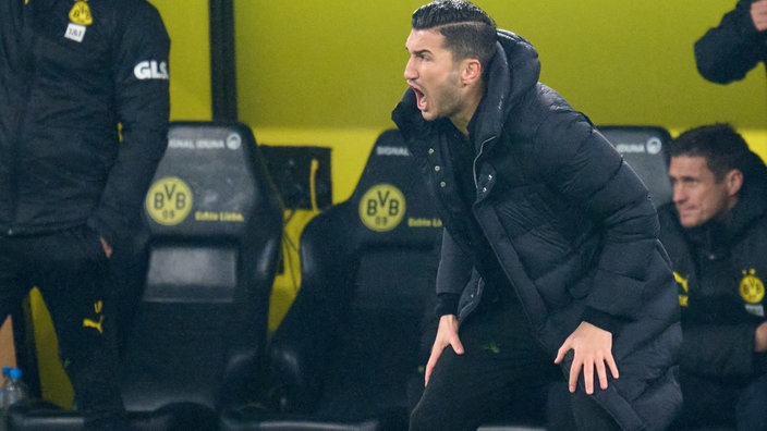 Dortmunds Trainer Nuri Sahin (m.) verfolgt das Spiel schreiend vor der Trainerbank am Spielfeldrand