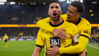 Torjubel: Dortmunds Emre Can wird von Felix Nmecha von hinten umarmt