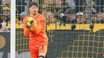 Dortmunds Torhüter Gregor Kobel hält im Tor vor heimischer Kulisse einen Ball fest im Arm