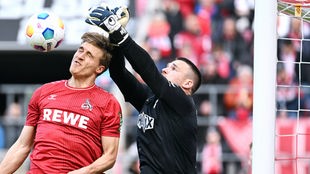 Kölns Torwart Marvin Schwäbe greift über Mitspieler Timo Hübers nach dem Ball