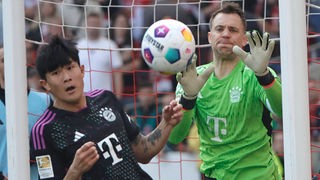 Münchens Manuel Neuer fängt den Ball im Tor, neben ihm Mitspieler Min-Jae Kim
