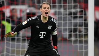 Bayerns Torwart Manuel Neuer rufend in seinem Tor