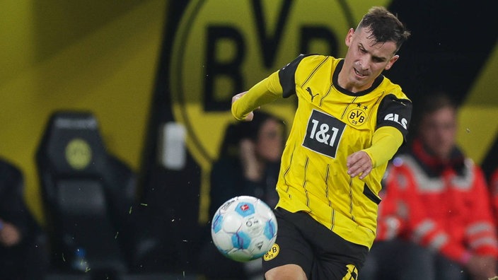 Spielszene: Dortmunds Pascal Groß schiesst den Ball (Nahaufnahme, Einzelaktion), dahinter BVB-Logo am Spielfeldrand