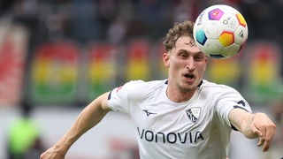 Bochums Patrick Osterhage mit dem Kopf am Bundesligaball l (Nahaufnahme)