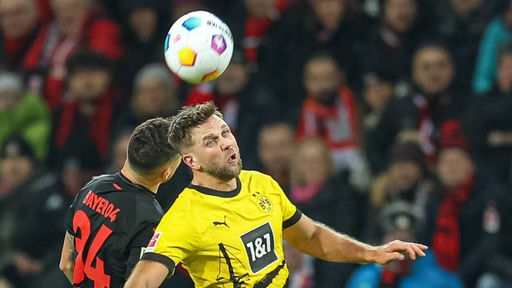 Leverkusens Granit Xhaka kämpft in der Luft hinter Dortmunds Niclas Füllkrug in der Hinrunde um den Ball