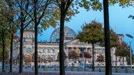 Bundestagssgebäude im Herbst