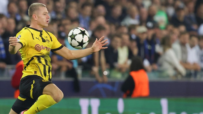 Spielszene: Dortmunds Julian Ryerson in der Champions League am Ball (Nahaufnahme)